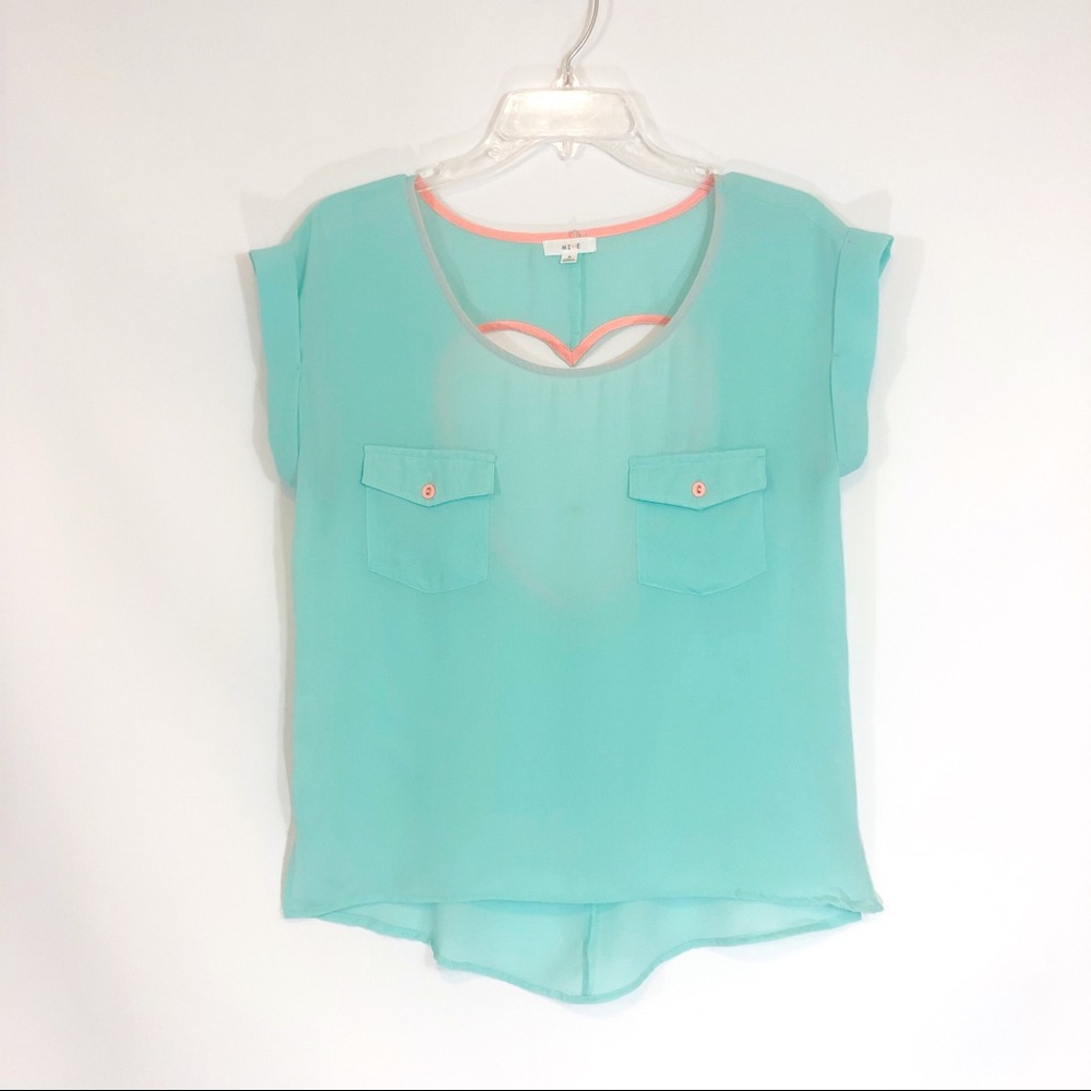 Short sleeved lite, flowy top w/ 2 front pockets